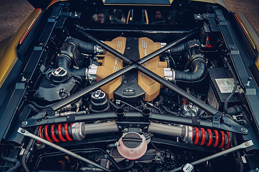 Sián的混能系統好……複雜,所以去賽道舒展筋骨之前,我們安排了一次戰前會面一探其虛實。會面地點?夜䦨人靜的空蕩蕩停車場。