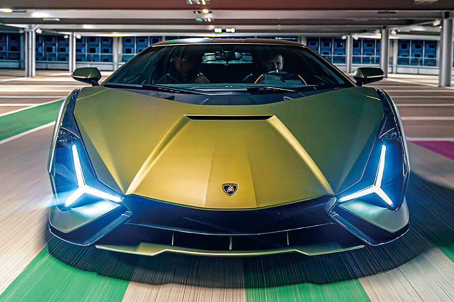 Sián的混能系統好……複雜,所以去賽道舒展筋骨之前,我們安排了一次戰前會面一探其虛實。會面地點?夜䦨人靜的空蕩蕩停車場。