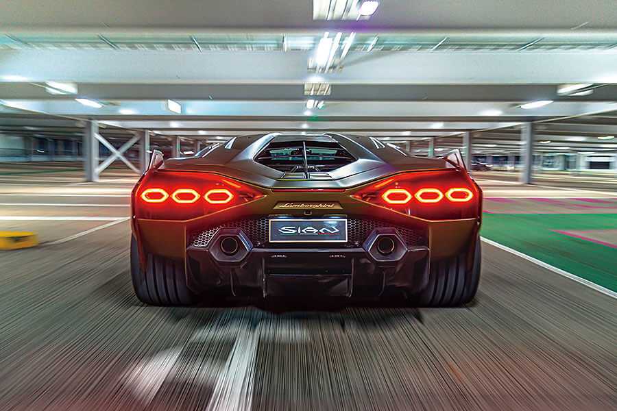 Sián的混能系統好……複雜,所以去賽道舒展筋骨之前,我們安排了一次戰前會面一探其虛實。會面地點?夜䦨人靜的空蕩蕩停車場。