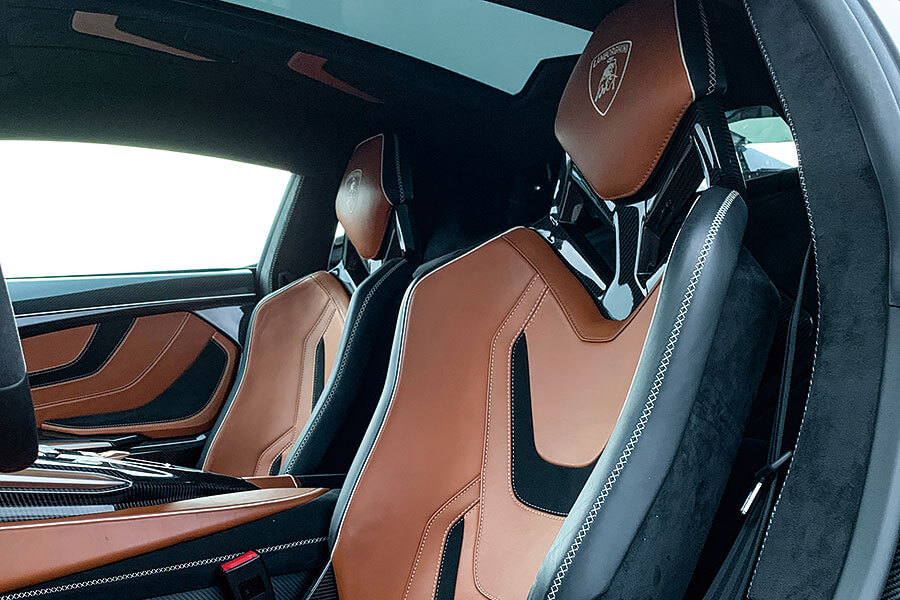 Sián的混能系統好……複雜,所以去賽道舒展筋骨之前,我們安排了一次戰前會面一探其虛實。會面地點?夜䦨人靜的空蕩蕩停車場。