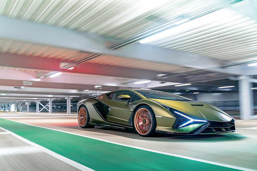 Sián的混能系統好……複雜,所以去賽道舒展筋骨之前,我們安排了一次戰前會面一探其虛實。會面地點?夜䦨人靜的空蕩蕩停車場。