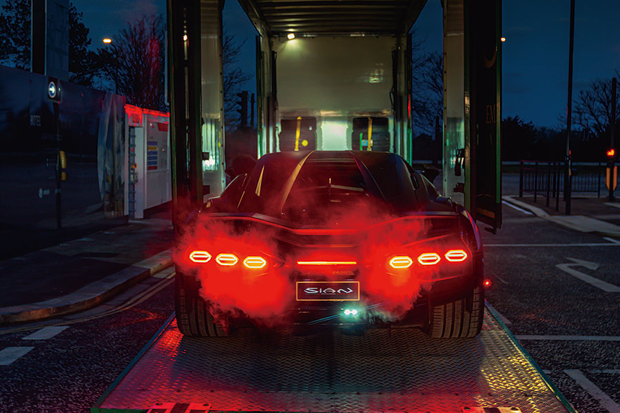 Sián的混能系統好……複雜,所以去賽道舒展筋骨之前,我們安排了一次戰前會面一探其虛實。會面地點?夜䦨人靜的空蕩蕩停車場。