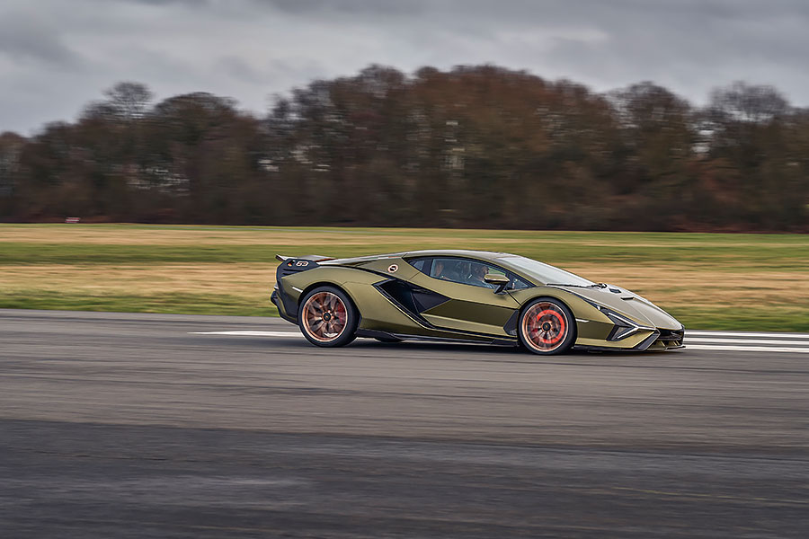 Sián包含了一些高明工程技術,明白了嗎。不過單憑科技難以令人雙眼為之一亮,脈搏為之加快,那麼就讓我們馬上啟動後燃器吧。