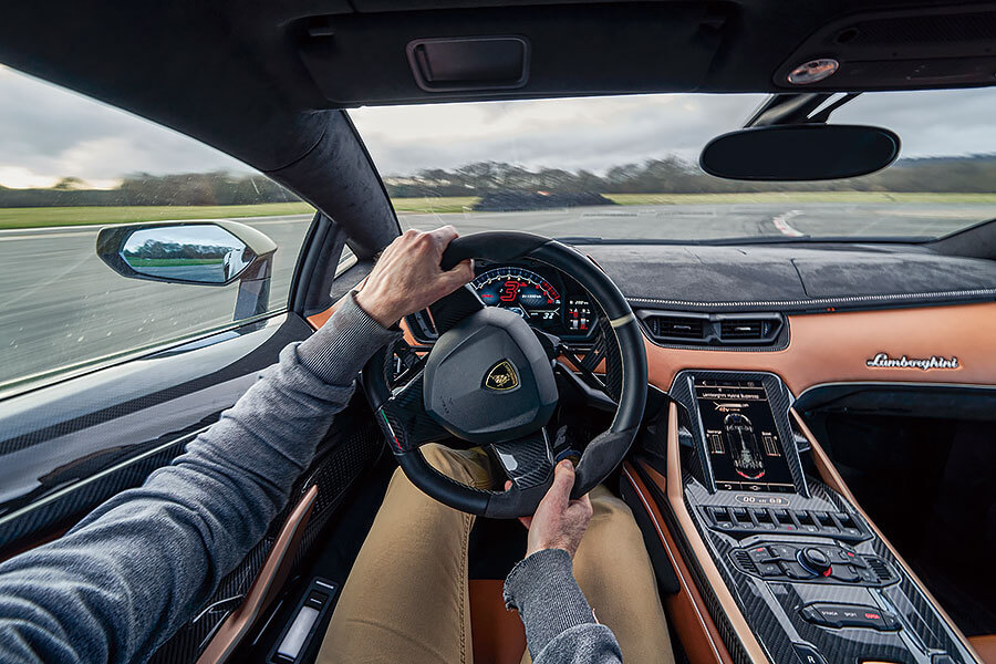 Sián包含了一些高明工程技術,明白了嗎。不過單憑科技難以令人雙眼為之一亮,脈搏為之加快,那麼就讓我們馬上啟動後燃器吧。