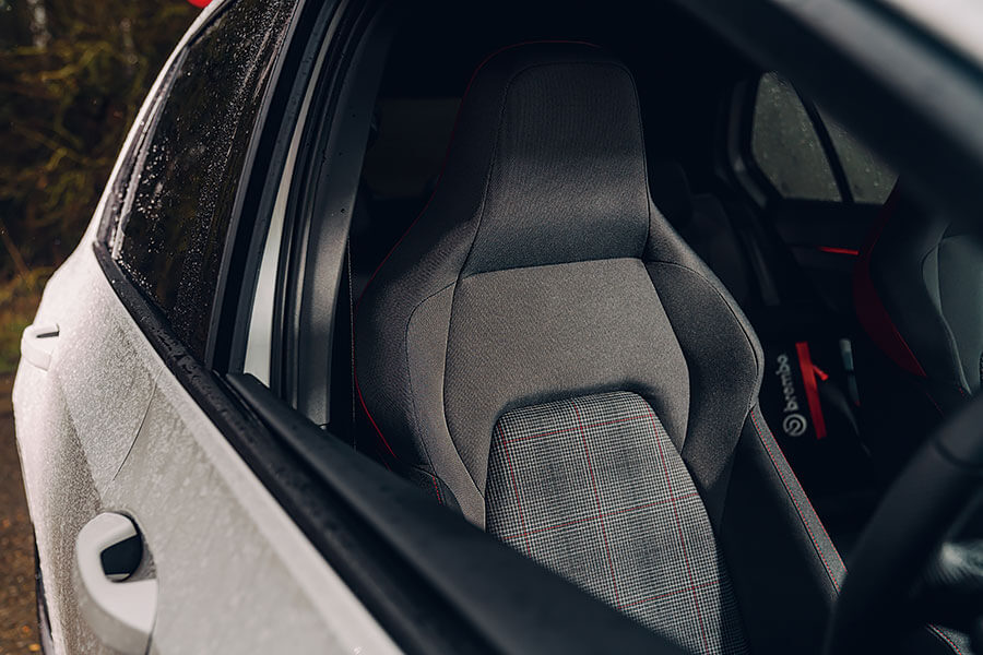 正當福斯在他們最拿手的車系上陰溝裏翻船,寶馬居然炮製出自己的Golf GTI,難道全能掀背跑車的江湖格局終於生變?