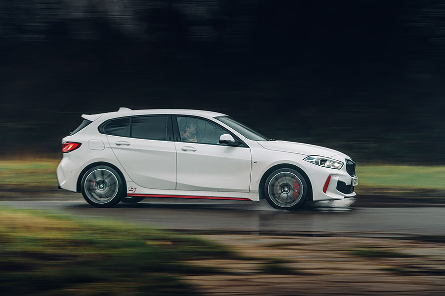 正當福斯在他們最拿手的車系上陰溝裏翻船,寶馬居然炮製出自己的Golf GTI,難道全能掀背跑車的江湖格局終於生變?