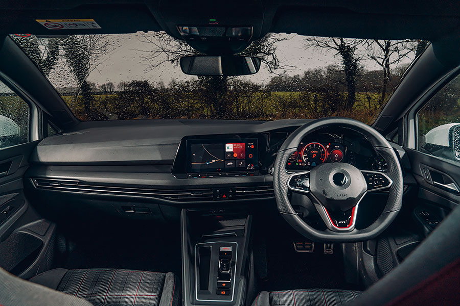 正當福斯在他們最拿手的車系上陰溝裏翻船,寶馬居然炮製出自己的Golf GTI,難道全能掀背跑車的江湖格局終於生變?