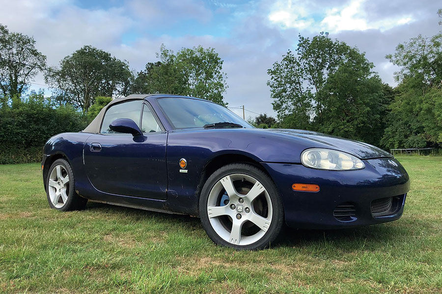 負擔不起清風迎面來的超跑嗎?沒什麼大不了,付出超跑價錢的五十分一其實也可以盡享開篷樂。