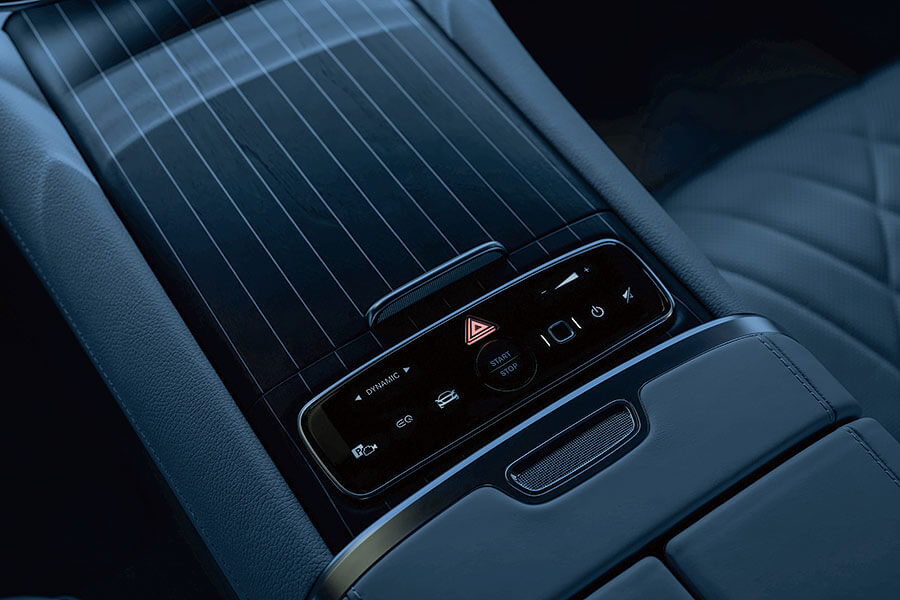 賓士為新型EQS真可謂出盡法寶,當中包括一個大似酒樓廚房水槽的螢幕……