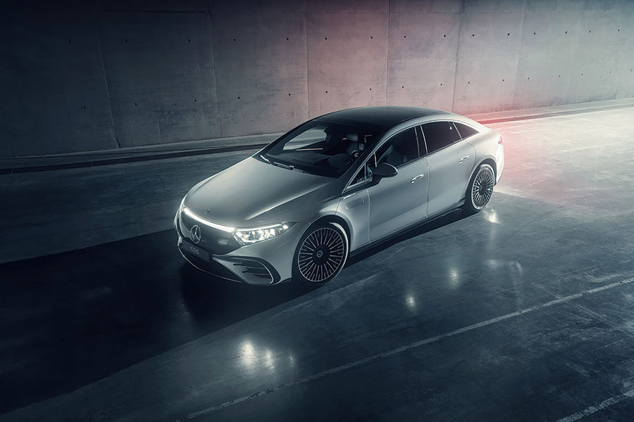 賓士為新型EQS真可謂出盡法寶,當中包括一個大似酒樓廚房水槽的螢幕……