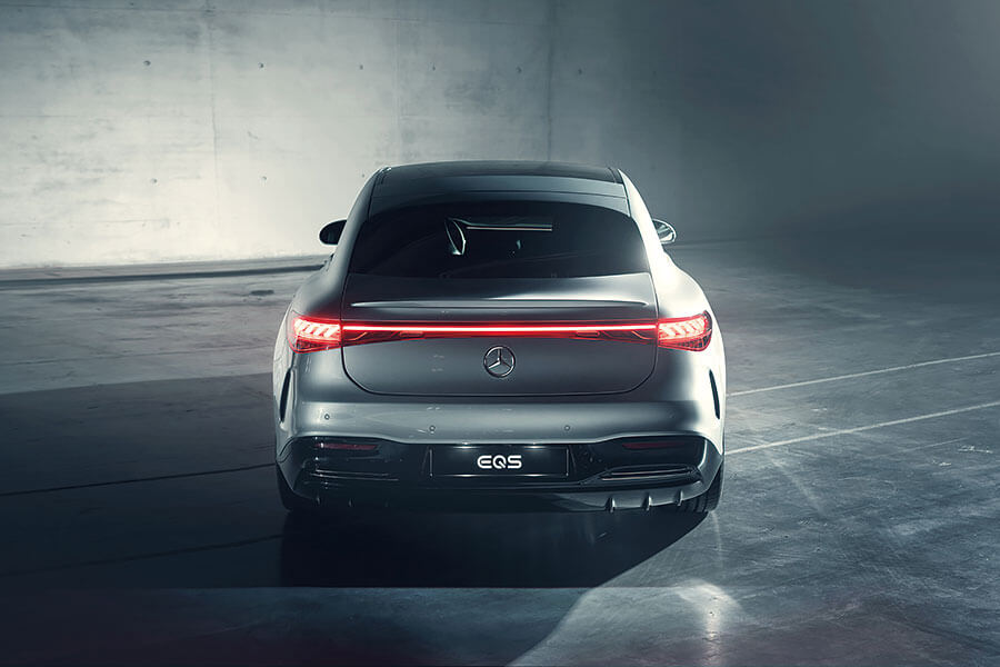 賓士為新型EQS真可謂出盡法寶,當中包括一個大似酒樓廚房水槽的螢幕……