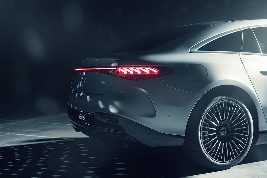 賓士為新型EQS真可謂出盡法寶,當中包括一個大似酒樓廚房水槽的螢幕……