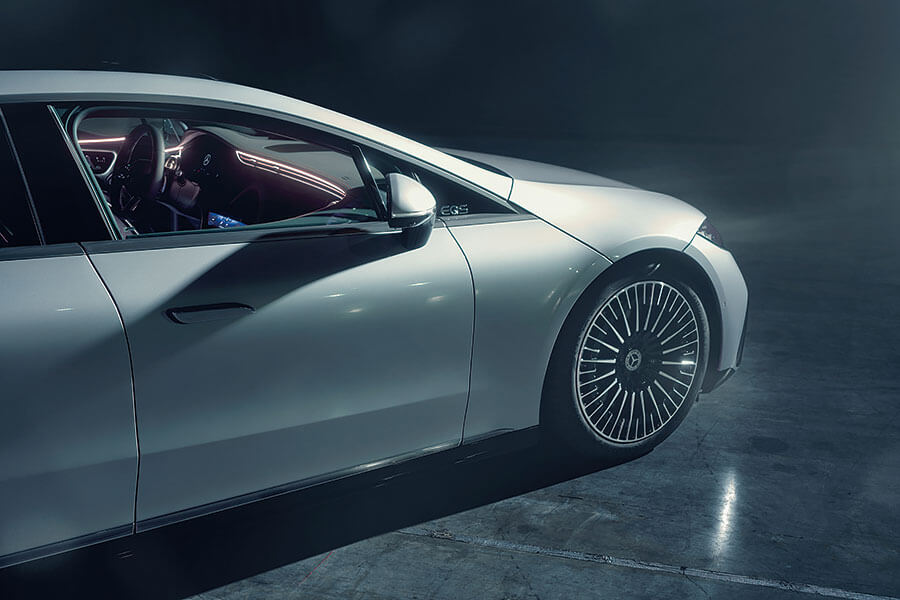 賓士為新型EQS真可謂出盡法寶,當中包括一個大似酒樓廚房水槽的螢幕……