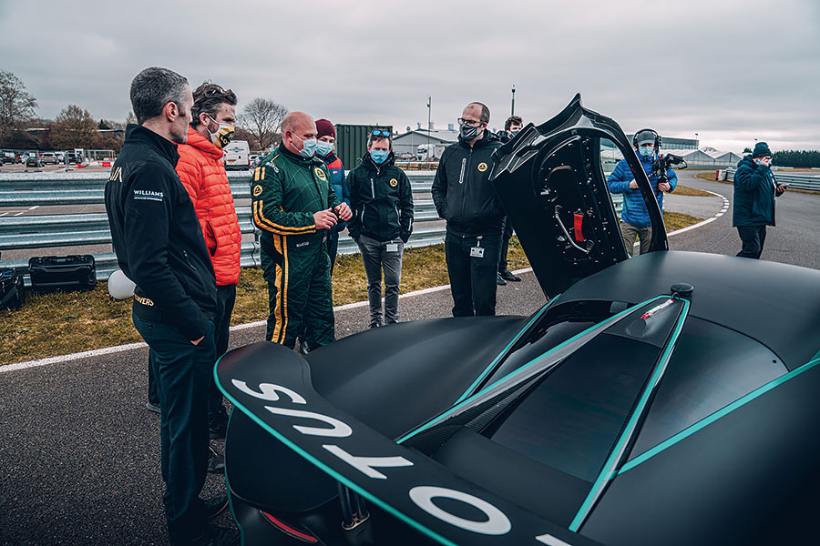 小菜一碟沒壓力啦。那麼先談重點吧,1,600hp的電動原型超跑,身手真的可以媲美蓮花一眾傳奇傑作嗎?