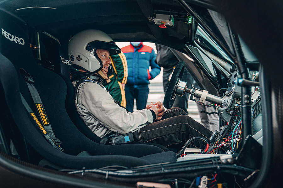 小菜一碟沒壓力啦。那麼先談重點吧,1,600hp的電動原型超跑,身手真的可以媲美蓮花一眾傳奇傑作嗎?