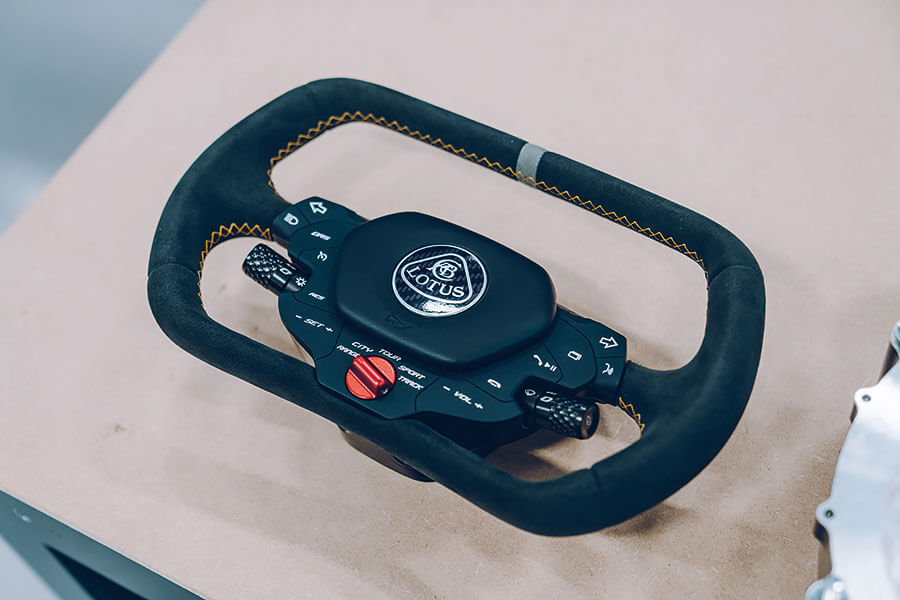 小菜一碟沒壓力啦。那麼先談重點吧,1,600hp的電動原型超跑,身手真的可以媲美蓮花一眾傳奇傑作嗎?