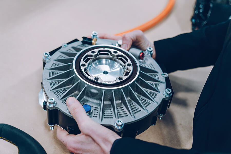 小菜一碟沒壓力啦。那麼先談重點吧,1,600hp的電動原型超跑,身手真的可以媲美蓮花一眾傳奇傑作嗎?