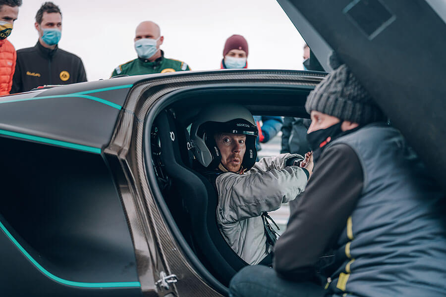 小菜一碟沒壓力啦。那麼先談重點吧,1,600hp的電動原型超跑,身手真的可以媲美蓮花一眾傳奇傑作嗎?