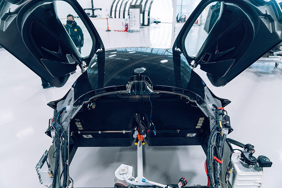 小菜一碟沒壓力啦。那麼先談重點吧,1,600hp的電動原型超跑,身手真的可以媲美蓮花一眾傳奇傑作嗎?