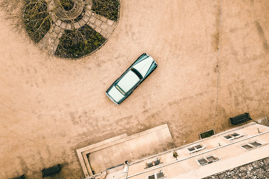 古董車衛道之士請馬上看向別處……如今就連六十年車齡的賓利也無法在電池擴張勢力下獨善其身。