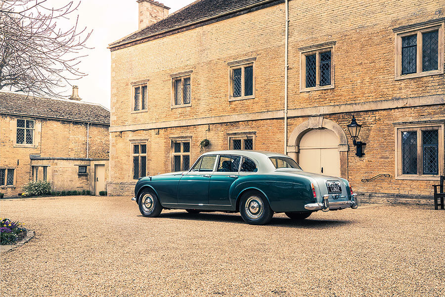 古董車衛道之士請馬上看向別處……如今就連六十年車齡的賓利也無法在電池擴張勢力下獨善其身。