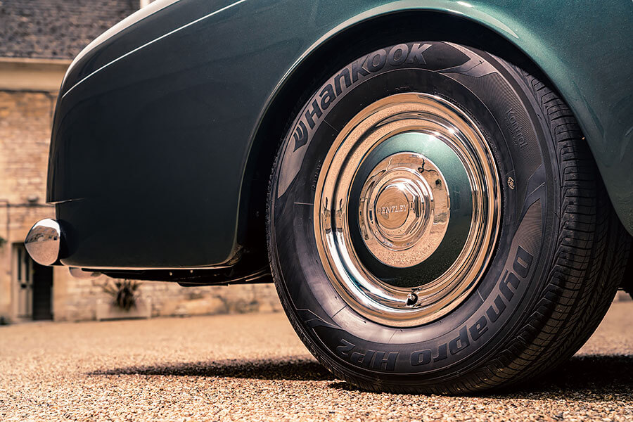 古董車衛道之士請馬上看向別處……如今就連六十年車齡的賓利也無法在電池擴張勢力下獨善其身。