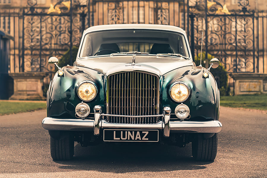 古董車衛道之士請馬上看向別處……如今就連六十年車齡的賓利也無法在電池擴張勢力下獨善其身。