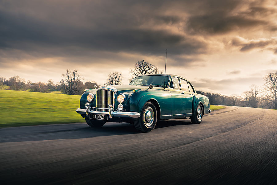 古董車衛道之士請馬上看向別處……如今就連六十年車齡的賓利也無法在電池擴張勢力下獨善其身。