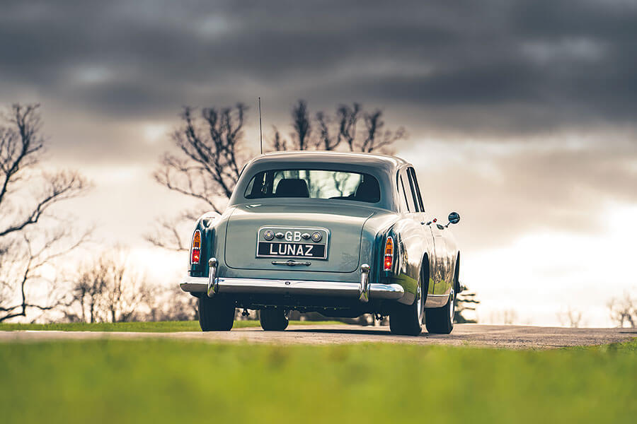 古董車衛道之士請馬上看向別處……如今就連六十年車齡的賓利也無法在電池擴張勢力下獨善其身。