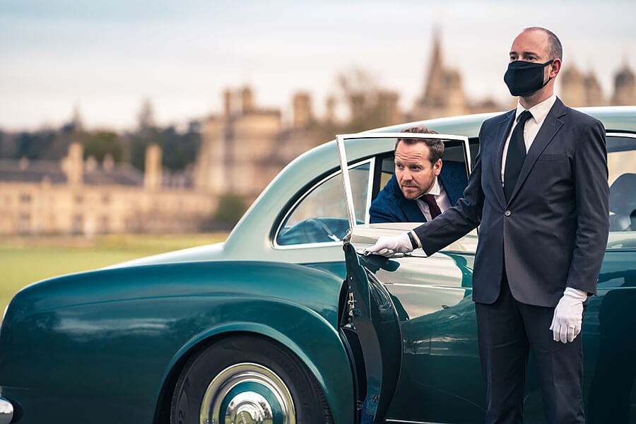 古董車衛道之士請馬上看向別處……如今就連六十年車齡的賓利也無法在電池擴張勢力下獨善其身。