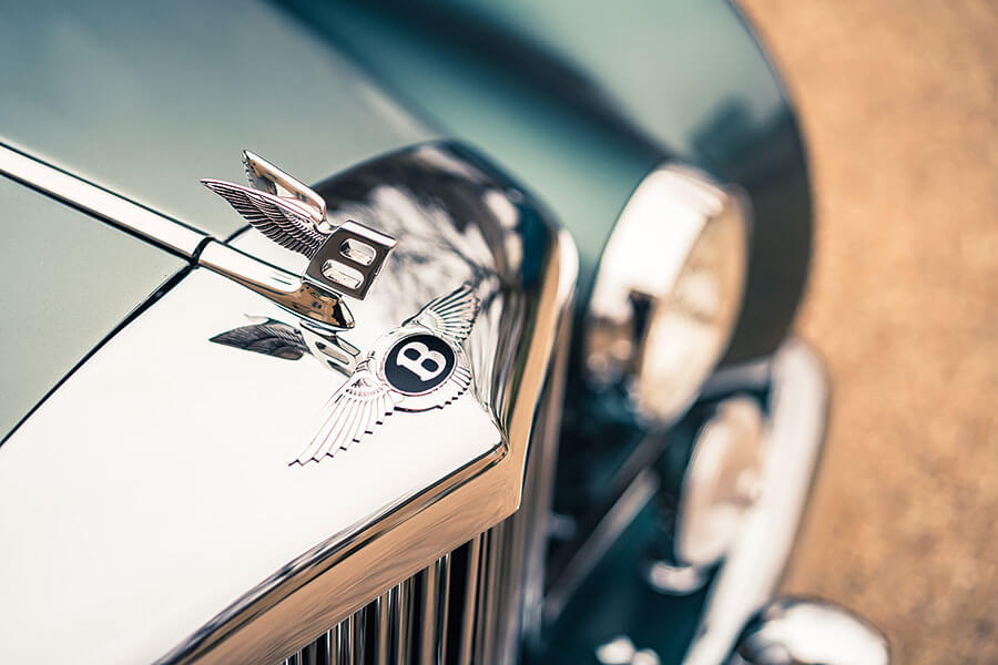 古董車衛道之士請馬上看向別處……如今就連六十年車齡的賓利也無法在電池擴張勢力下獨善其身。