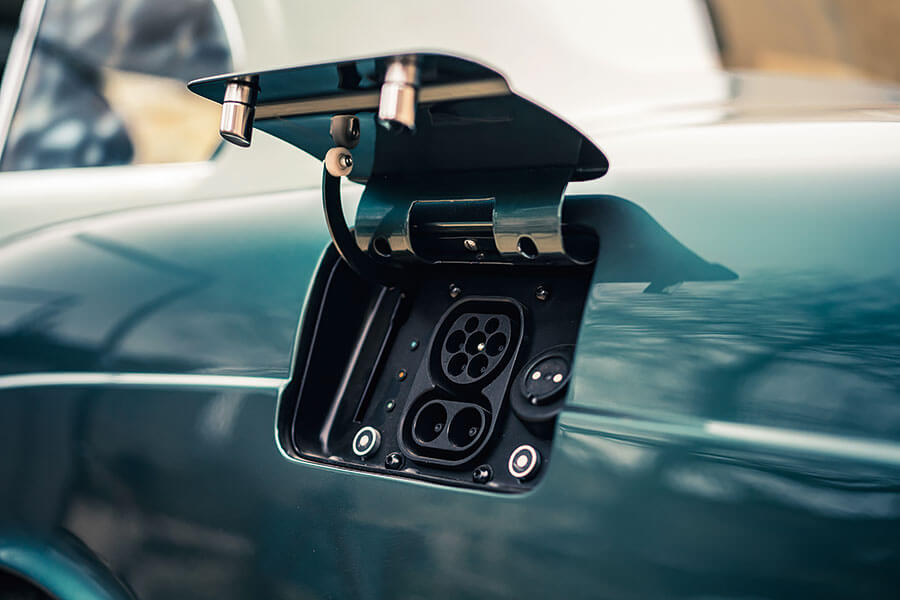 古董車衛道之士請馬上看向別處……如今就連六十年車齡的賓利也無法在電池擴張勢力下獨善其身。