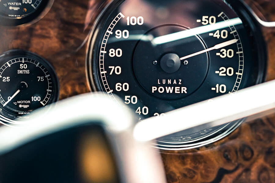 古董車衛道之士請馬上看向別處……如今就連六十年車齡的賓利也無法在電池擴張勢力下獨善其身。