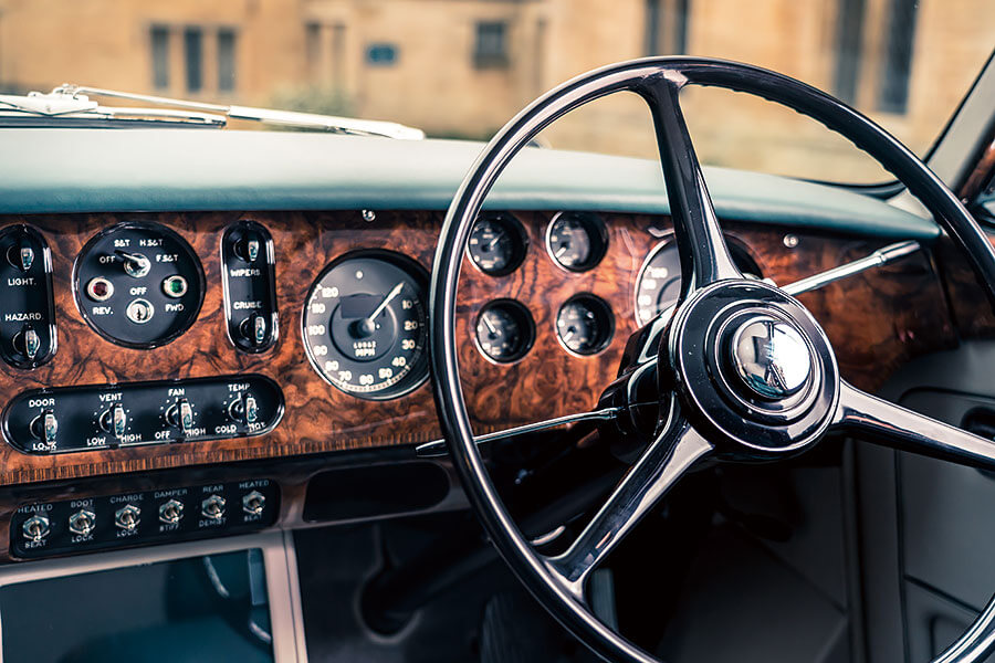 古董車衛道之士請馬上看向別處……如今就連六十年車齡的賓利也無法在電池擴張勢力下獨善其身。