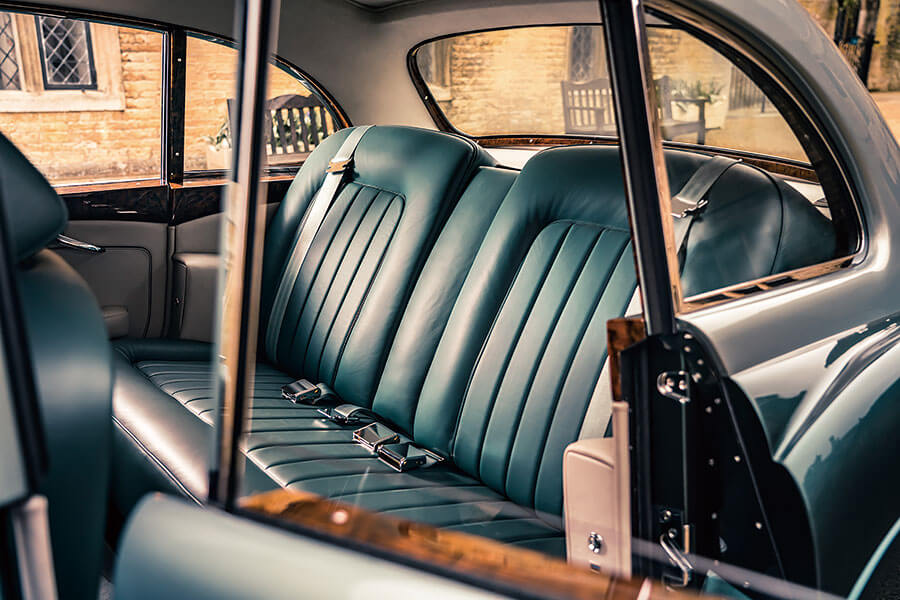 古董車衛道之士請馬上看向別處……如今就連六十年車齡的賓利也無法在電池擴張勢力下獨善其身。