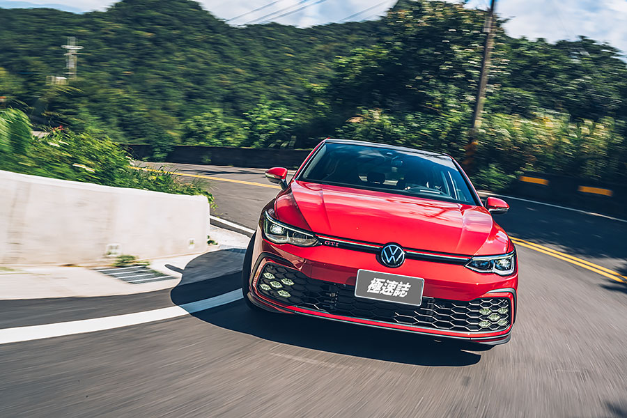 幾個彎之後，手心卻比想像中還早冒汗，原來是方向盤加熱裝置。