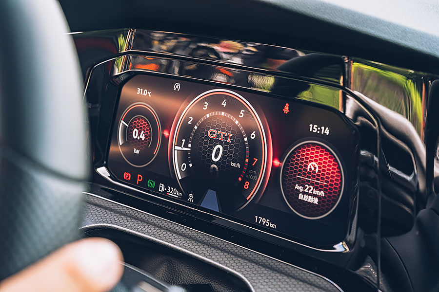 幾個彎之後，手心卻比想像中還早冒汗，原來是方向盤加熱裝置。