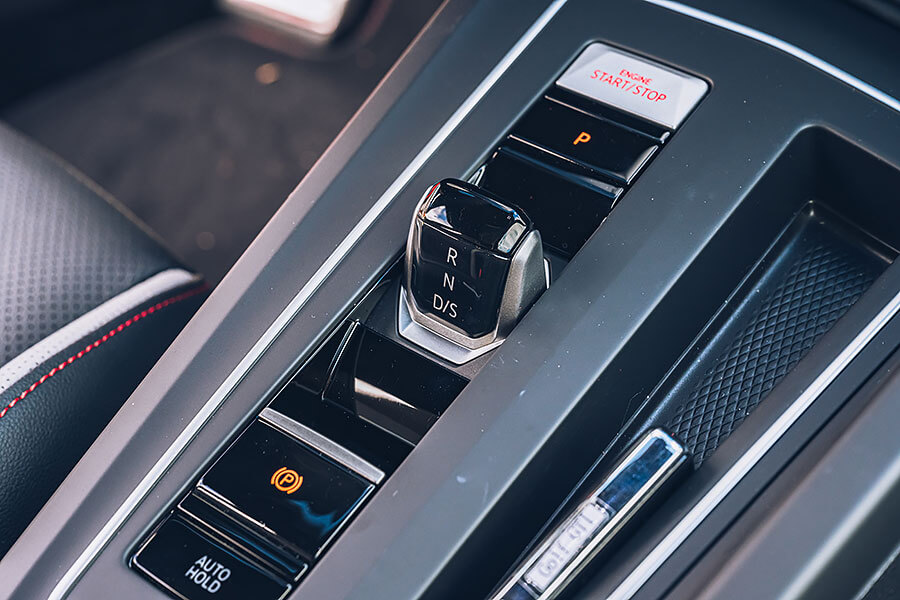 幾個彎之後，手心卻比想像中還早冒汗，原來是方向盤加熱裝置。