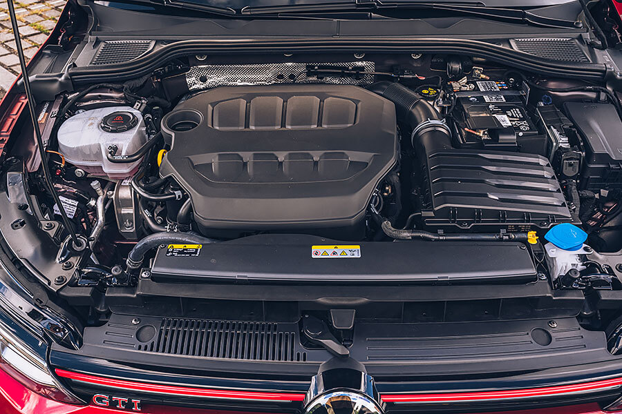 幾個彎之後，手心卻比想像中還早冒汗，原來是方向盤加熱裝置。