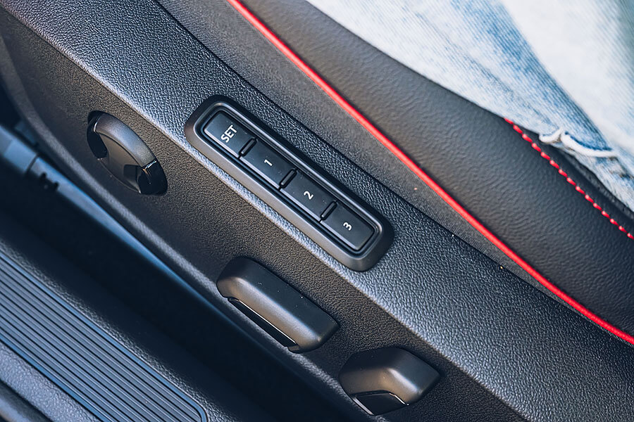 幾個彎之後，手心卻比想像中還早冒汗，原來是方向盤加熱裝置。