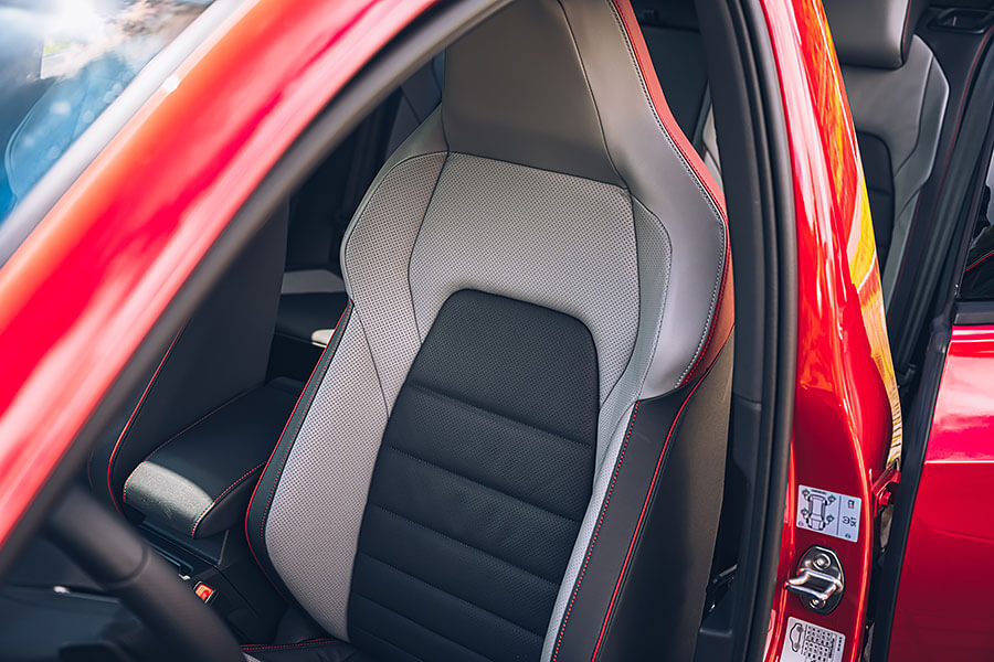 幾個彎之後，手心卻比想像中還早冒汗，原來是方向盤加熱裝置。