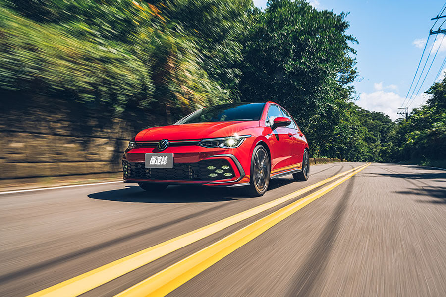 幾個彎之後，手心卻比想像中還早冒汗，原來是方向盤加熱裝置。