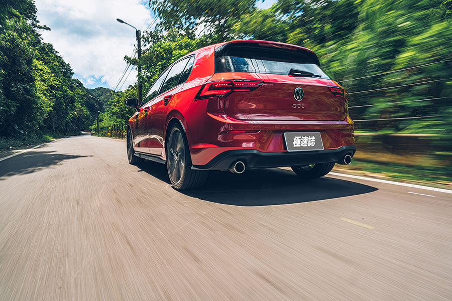 幾個彎之後，手心卻比想像中還早冒汗，原來是方向盤加熱裝置。