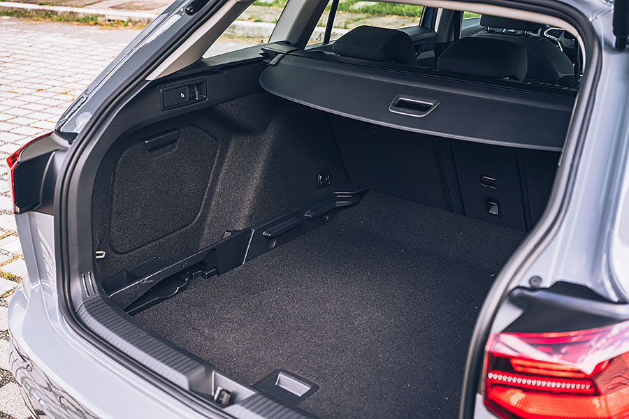 幾個彎之後，手心卻比想像中還早冒汗，原來是方向盤加熱裝置。