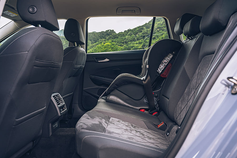 幾個彎之後，手心卻比想像中還早冒汗，原來是方向盤加熱裝置。