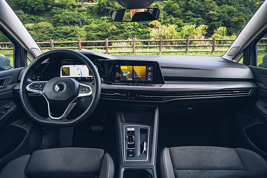 幾個彎之後，手心卻比想像中還早冒汗，原來是方向盤加熱裝置。