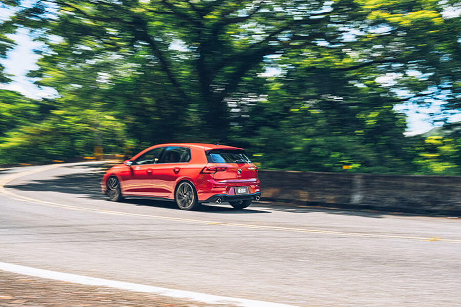 幾個彎之後，手心卻比想像中還早冒汗，原來是方向盤加熱裝置。