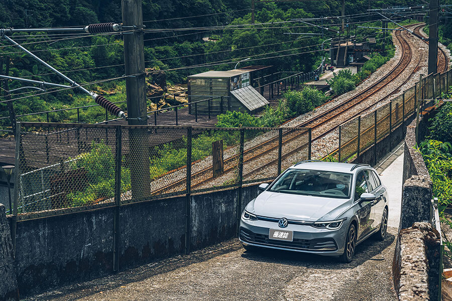 幾個彎之後，手心卻比想像中還早冒汗，原來是方向盤加熱裝置。
