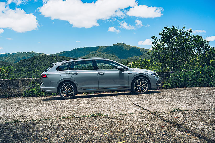 幾個彎之後，手心卻比想像中還早冒汗，原來是方向盤加熱裝置。