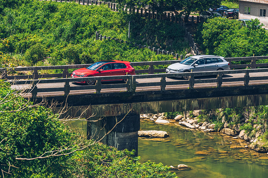 幾個彎之後，手心卻比想像中還早冒汗，原來是方向盤加熱裝置。